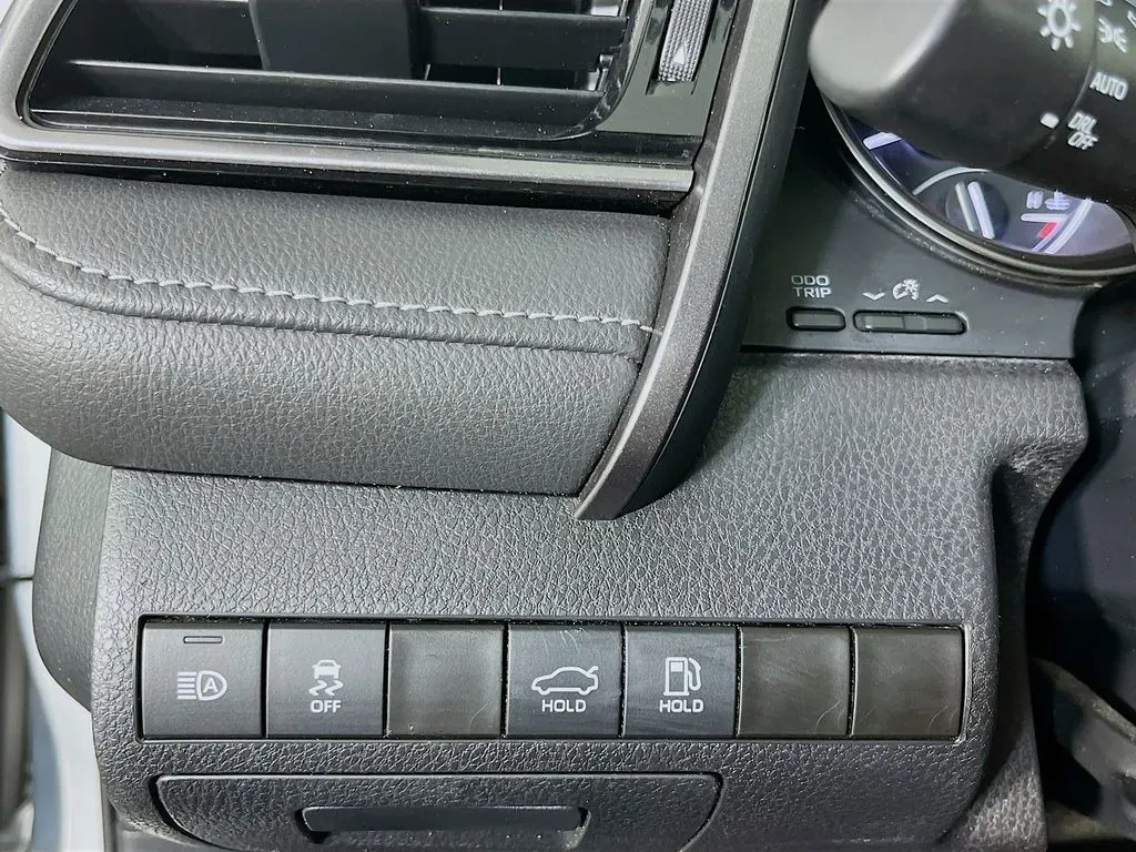 2023 Toyota Camry SE - Photo 13