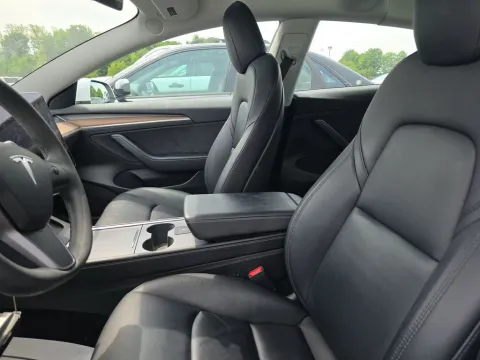 More photos of 2022 Tesla Model 3 at Clement Supercenter, MO
