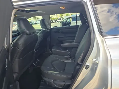 More photos of 2025 Toyota Highlander XLE at Clement Supercenter, MO