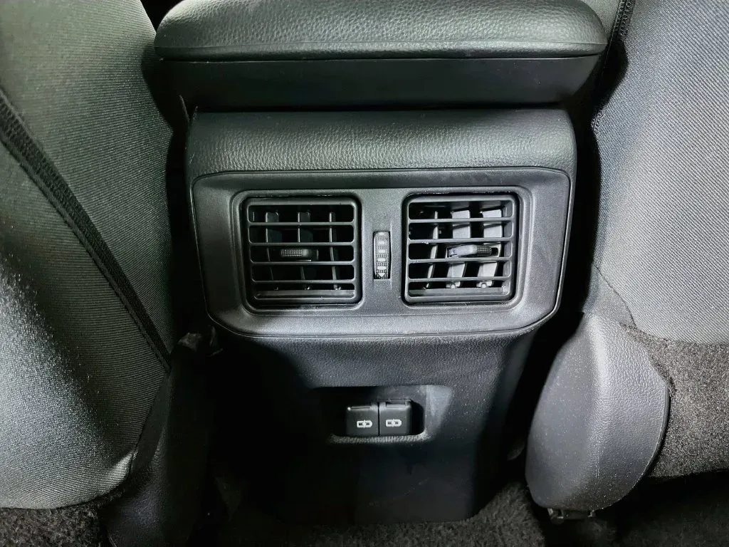 2024 Toyota RAV4 XLE - Photo 31