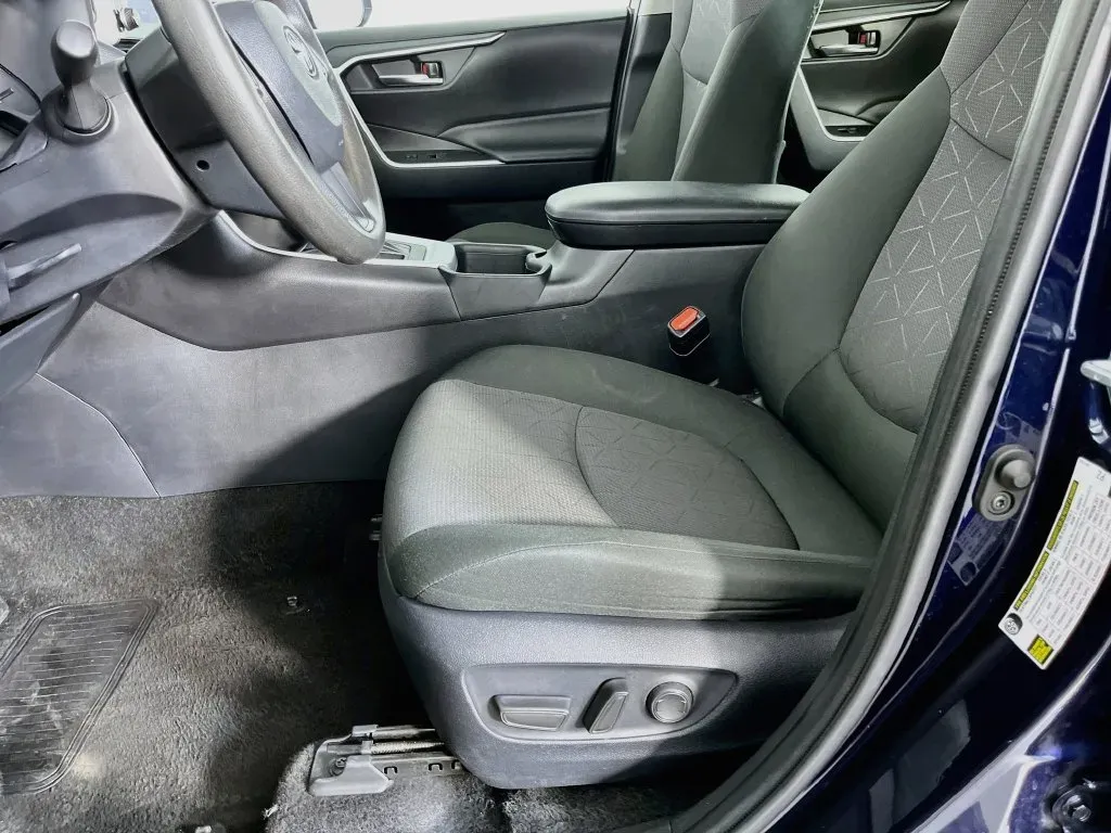 2024 Toyota RAV4 XLE - Photo 25