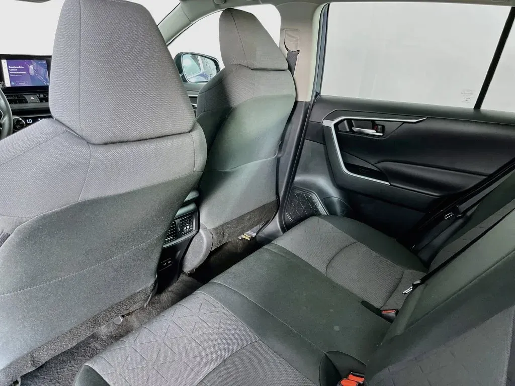 2024 Toyota RAV4 XLE - Photo 29