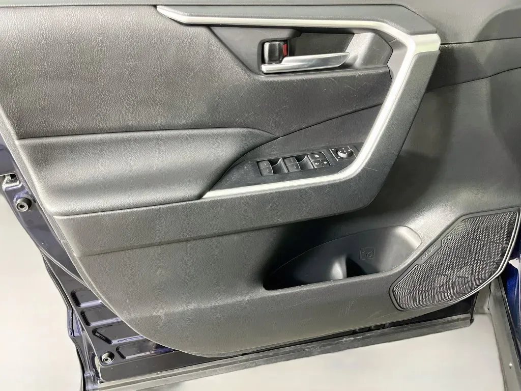 2024 Toyota RAV4 XLE - Photo 23