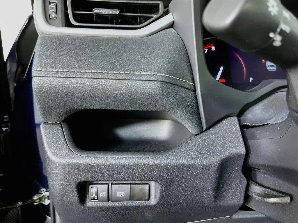 2024 Toyota RAV4 XLE - Photo 11