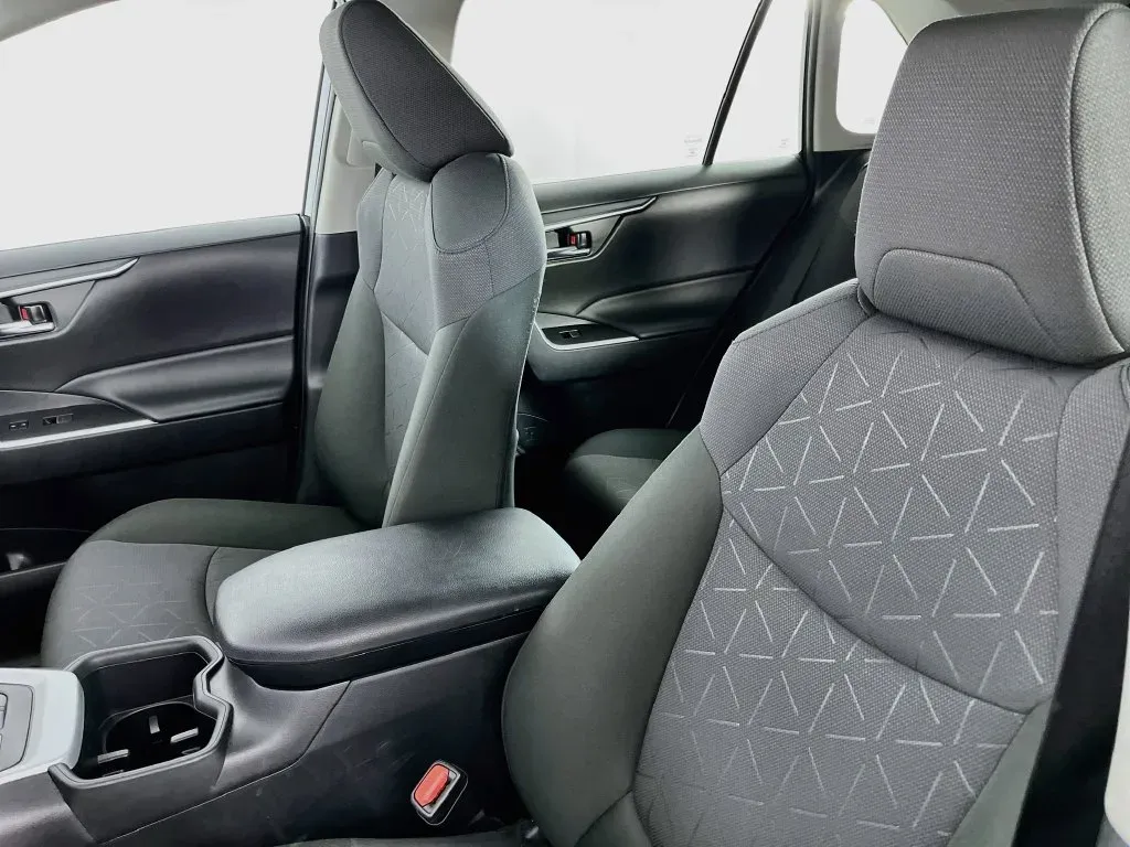 2024 Toyota RAV4 XLE - Photo 26