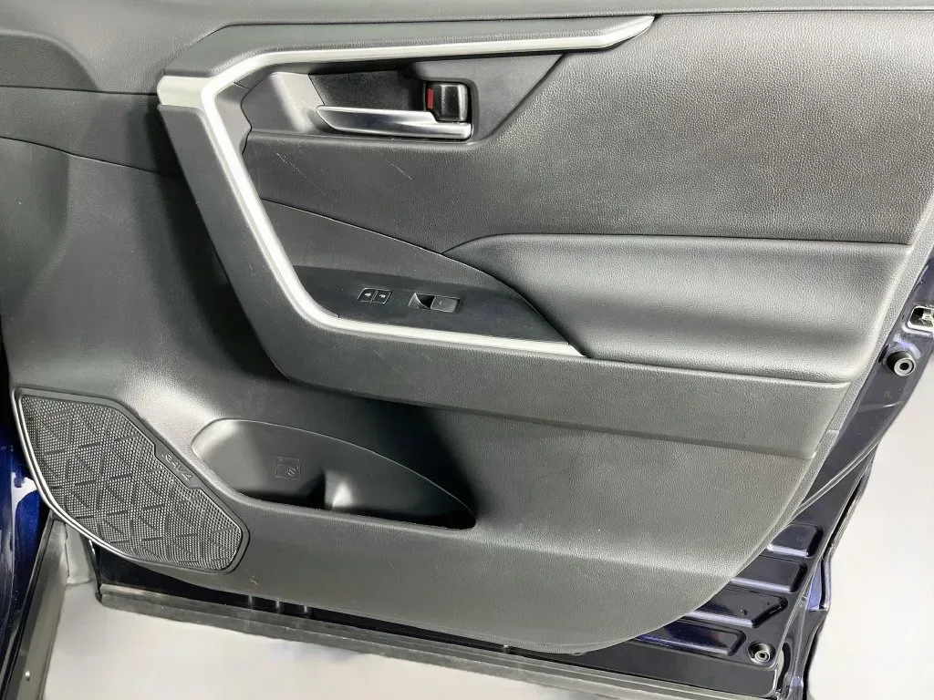 2024 Toyota RAV4 XLE - Photo 34