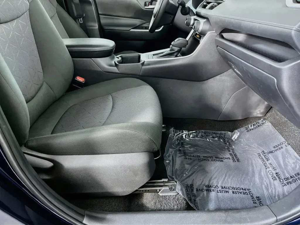 2024 Toyota RAV4 XLE - Photo 32