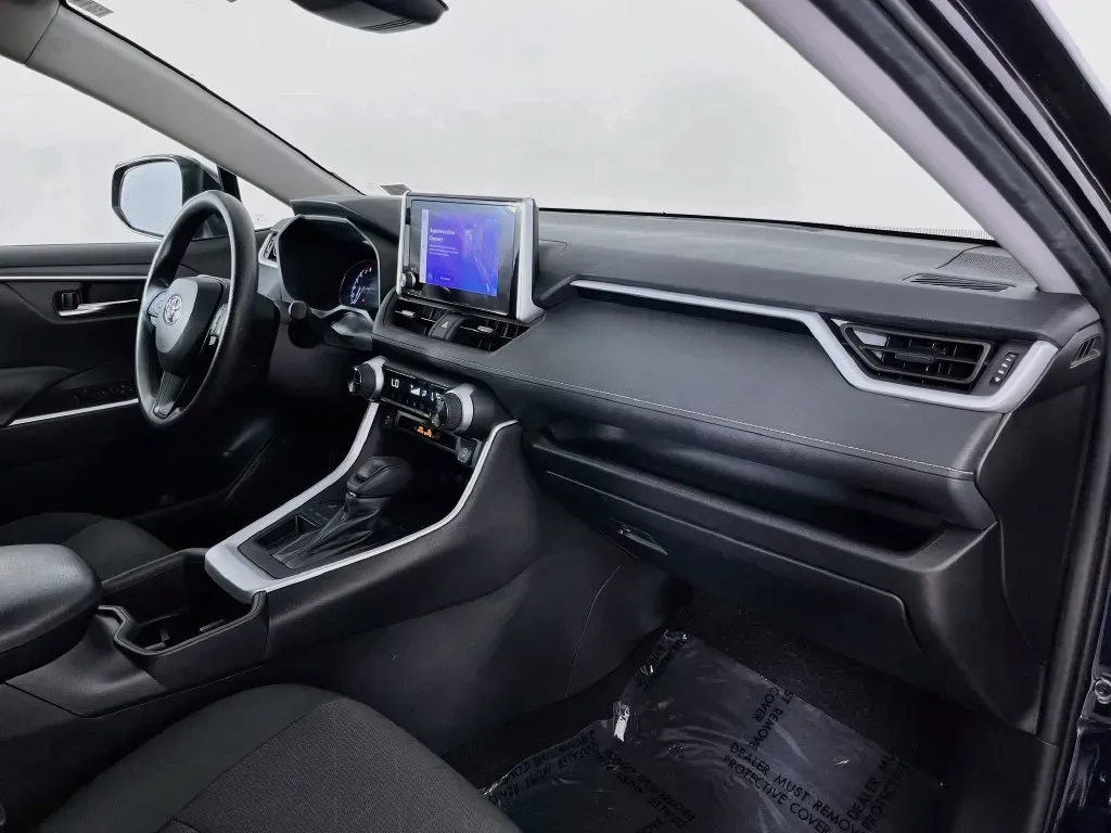 2024 Toyota RAV4 XLE - Photo 33
