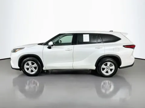 More photos of 2022 Toyota Highlander LE at Clement Supercenter, MO