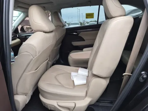 More photos of 2020 Toyota Highlander Limited at Clement Supercenter, MO