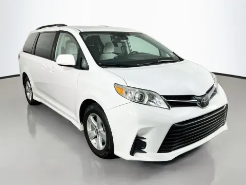 More photos of 2020 Toyota Sienna LE at Clement Supercenter, MO