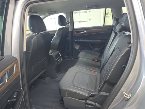 More photos of 2025 Volkswagen Atlas 2.0T SE w/Technology at Clement Supercenter, MO