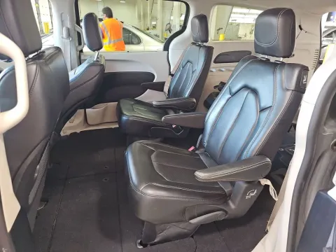More photos of 2023 Chrysler Pacifica Touring L at Clement Supercenter, MO