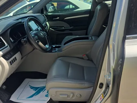 More photos of 2019 Toyota Highlander XLE at Clement Supercenter, MO