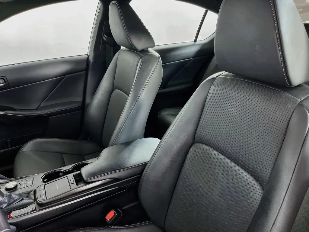 2022 Lexus IS 300 - Photo 27