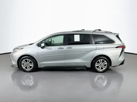 More photos of 2021 Toyota Sienna Limited at Clement Supercenter, MO