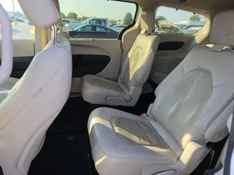 More photos of 2021 Chrysler Pacifica Touring L at Clement Supercenter, MO