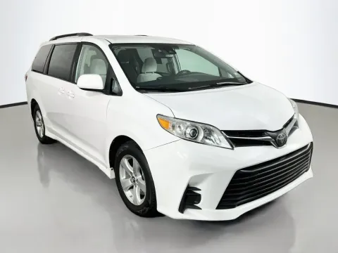 More photos of 2020 Toyota Sienna LE at Clement Supercenter, MO