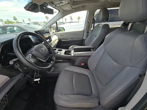 More photos of 2022 Toyota Sienna Limited at Clement Supercenter, MO