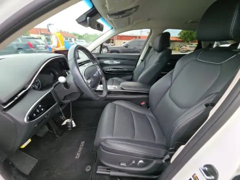 More photos of 2022 Genesis GV70 2.5T at Clement Supercenter, MO