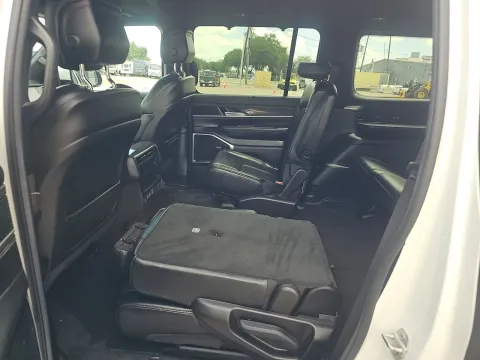 More photos of 2022 Jeep Wagoneer Series III at Clement Pre-Owned, MO