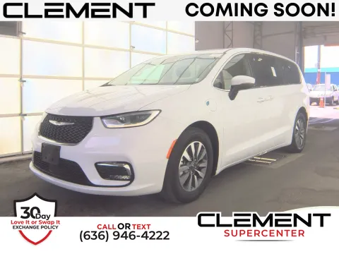 White 2023 Chrysler Pacifica Hybrid Touring L for sale in Florissant, MO