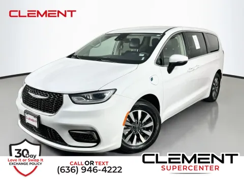 White 2023 Chrysler Pacifica Hybrid Touring L for sale in Florissant, MO