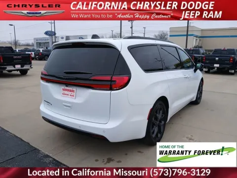 Another view of 2026 Chrysler Pacifica Select for sale in California, MO at California CDJR