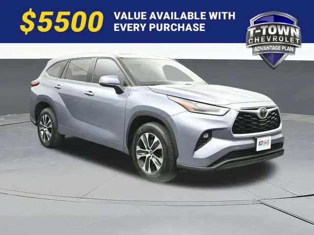 Silver 2021 Toyota Highlander XLE for sale in Tulsa, OK