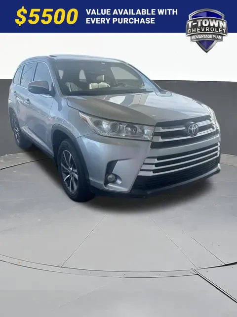 Silver 2019 Toyota Highlander XLE for sale in Tulsa, OK