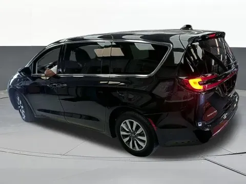 More photos of 2023 Chrysler Pacifica Hybrid Touring L at Jim Norton T-Town Chevrolet, OK
