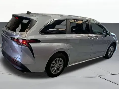 More photos of 2021 Toyota Sienna LE at Jim Norton T-Town Chevrolet, OK