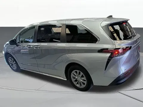 More photos of 2021 Toyota Sienna LE at Jim Norton T-Town Chevrolet, OK