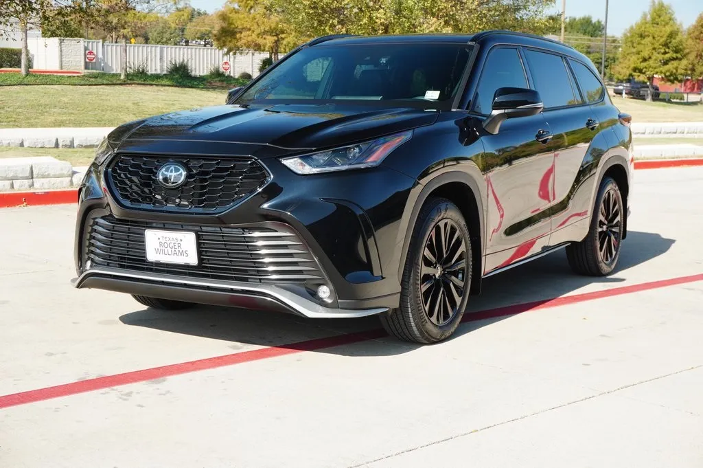 Black 2024 Toyota Highlander LE for sale in Weatherford, TX