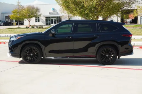 Photos of 2024 Toyota Highlander LE for sale in Weatherford, TX at Roger Williams Chrysler Dodge Jeep Ram