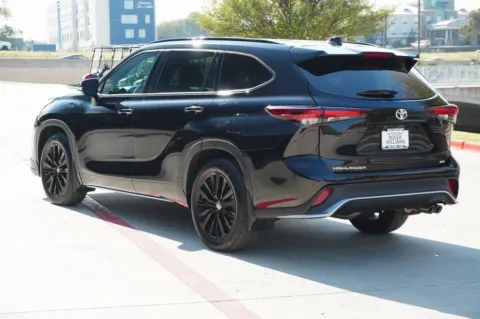Another view of 2024 Toyota Highlander LE for sale in Weatherford, TX at Roger Williams Chrysler Dodge Jeep Ram