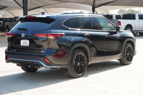 More photos of 2024 Toyota Highlander LE at Roger Williams Chrysler Dodge Jeep Ram, TX