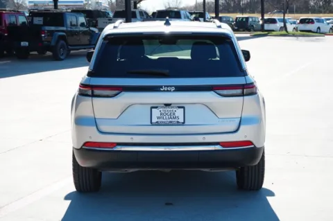 More photos of 2024 Jeep Grand Cherokee Laredo at Roger Williams Chrysler Dodge Jeep Ram, TX