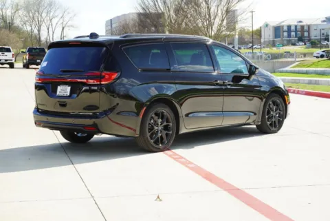 More photos of 2026 Chrysler Pacifica Limited at Roger Williams Chrysler Dodge Jeep Ram, TX