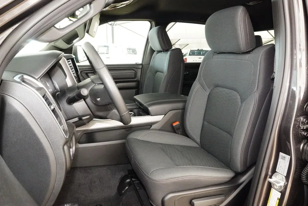 2026 RAM 1500 Express - Photo 10
