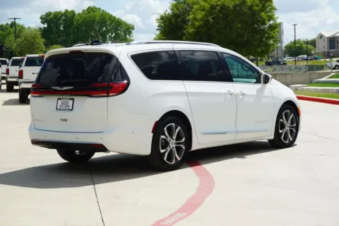 More photos of 2024 Chrysler Pacifica Pinnacle at Roger Williams Chrysler Dodge Jeep Ram, TX