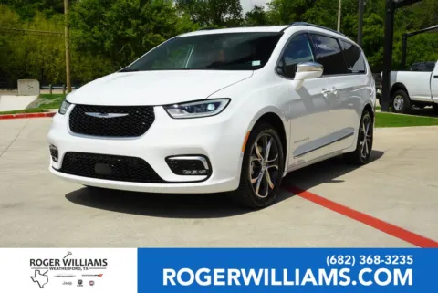 White 2024 Chrysler Pacifica Pinnacle for sale in Weatherford, TX