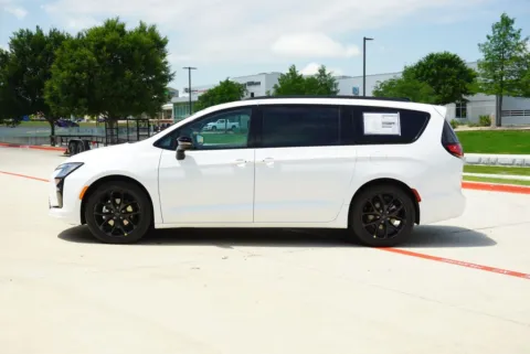 Photos of 2027 Chrysler Pacifica Limited for sale in Weatherford, TX at Roger Williams Chrysler Dodge Jeep Ram