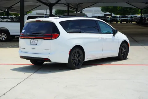 More photos of 2027 Chrysler Pacifica Limited at Roger Williams Chrysler Dodge Jeep Ram, TX