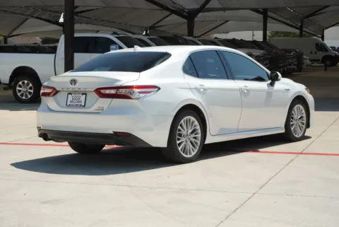 More photos of 2020 Toyota Camry Hybrid XLE at Roger Williams Chrysler Dodge Jeep Ram, TX