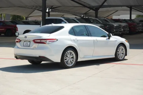 More photos of 2020 Toyota Camry Hybrid XLE at Roger Williams Chrysler Dodge Jeep Ram, TX