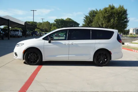 Photos of 2024 Chrysler Pacifica Limited for sale in Weatherford, TX at Roger Williams Chrysler Dodge Jeep Ram