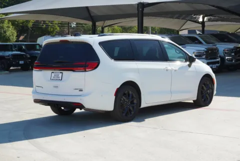 More photos of 2024 Chrysler Pacifica Limited at Roger Williams Chrysler Dodge Jeep Ram, TX