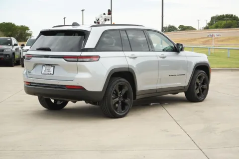 More photos of 2022 Jeep Grand Cherokee Altitude at Roger Williams Chrysler Dodge Jeep Ram, TX