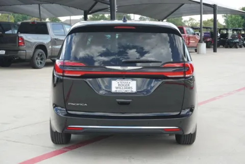 More photos of 2026 Chrysler Pacifica Select at Roger Williams Chrysler Dodge Jeep Ram, TX
